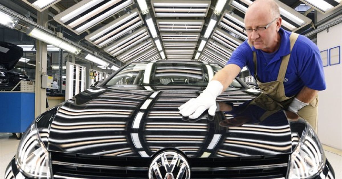 Акции концерна Volkswagen упали на 23%