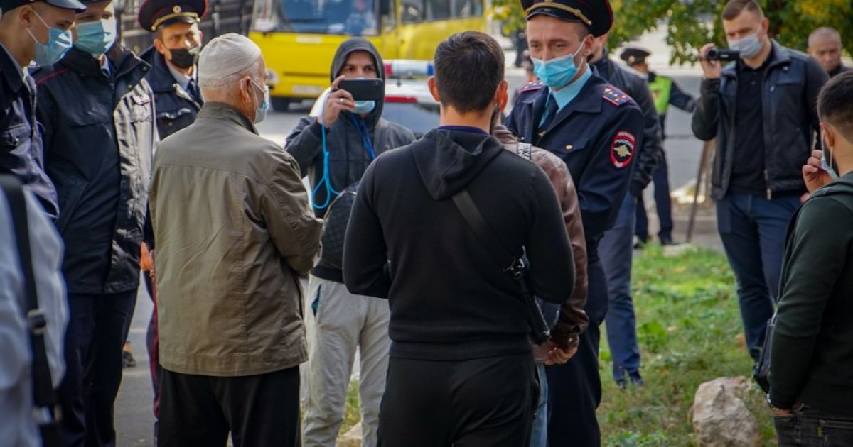 У Сімферополі затримали два десятки кримських татар, які прийшли підтримати земляків