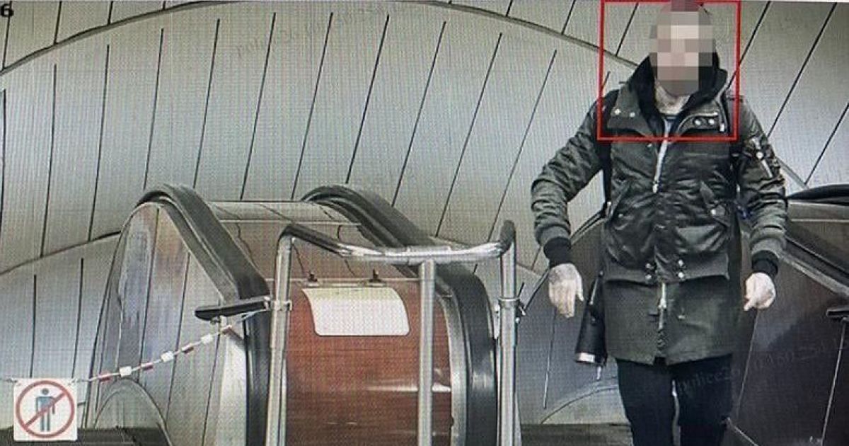 У метро Києва іноземець вдарив жінку в обличчя та погрожував пасажирам пістолет / © Поліція Києва / Facebook