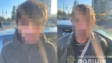 У Києві поліцейські затримали групу осіб, які обпоювали громадян сильнодійним препаратом та відбирали їх речі_3