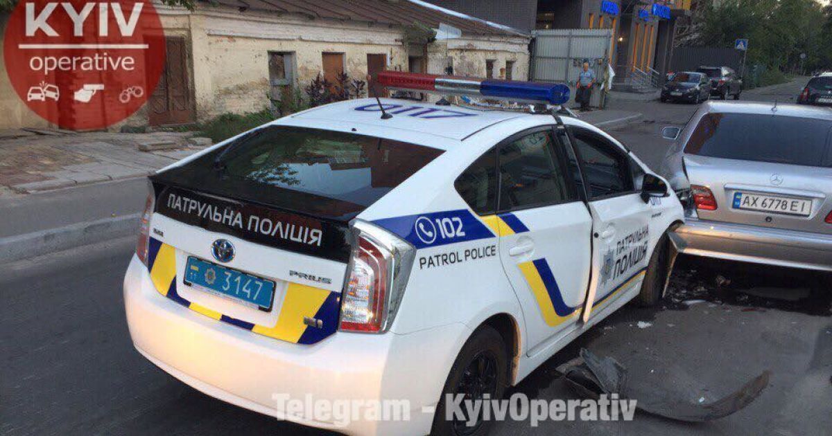 В Киеве полицейский Toyota Prius врезался в Mercedes-Benz