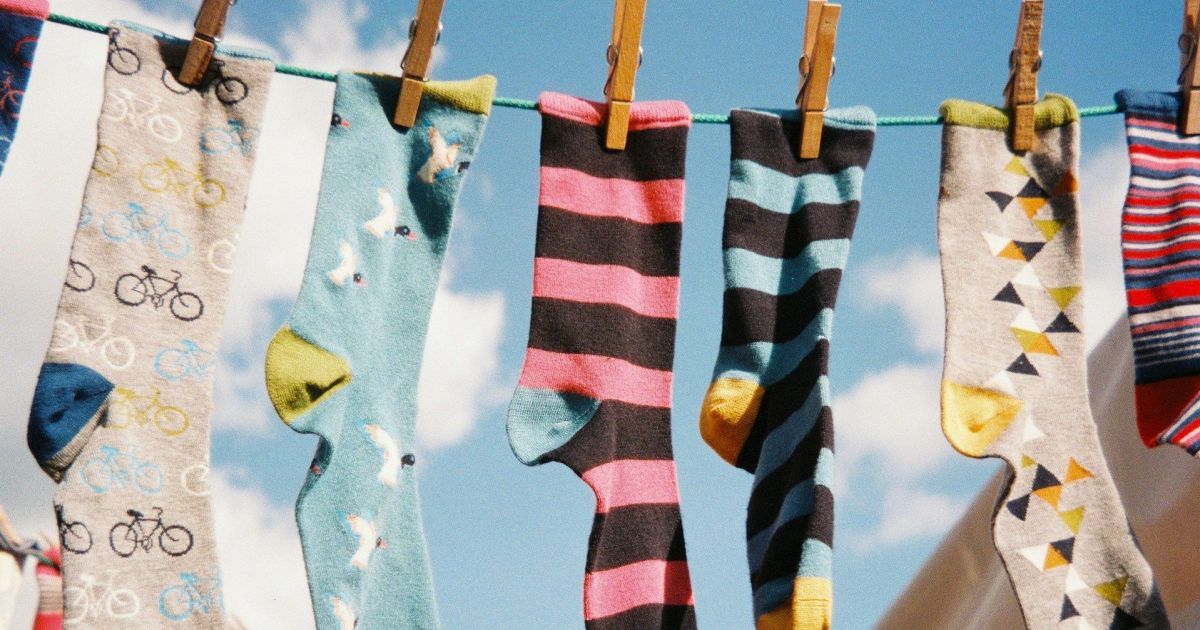 Чому шкарпетки губляться у пральній машині і де їх шукати
