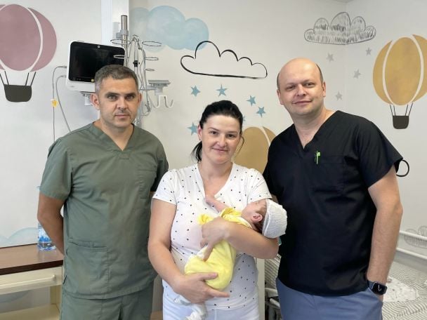 Дениско з мамою та своїми рятувальниками / Фото: Перше медичне об'єднання Львова