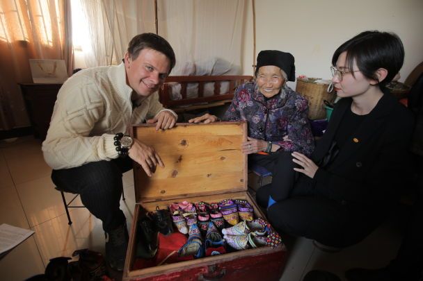 Дмитро Комаров із власницями "ніжок-лотосів" / © пресслужба каналу "1+1"