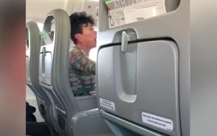 "Була схожа на демона": п’яна пасажирка влаштувала бешкет у літаку