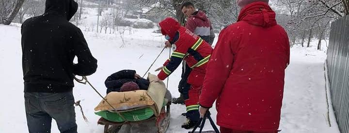 Во Львовской области больную с инфарктом женщину медики транспортировали на санках: фото