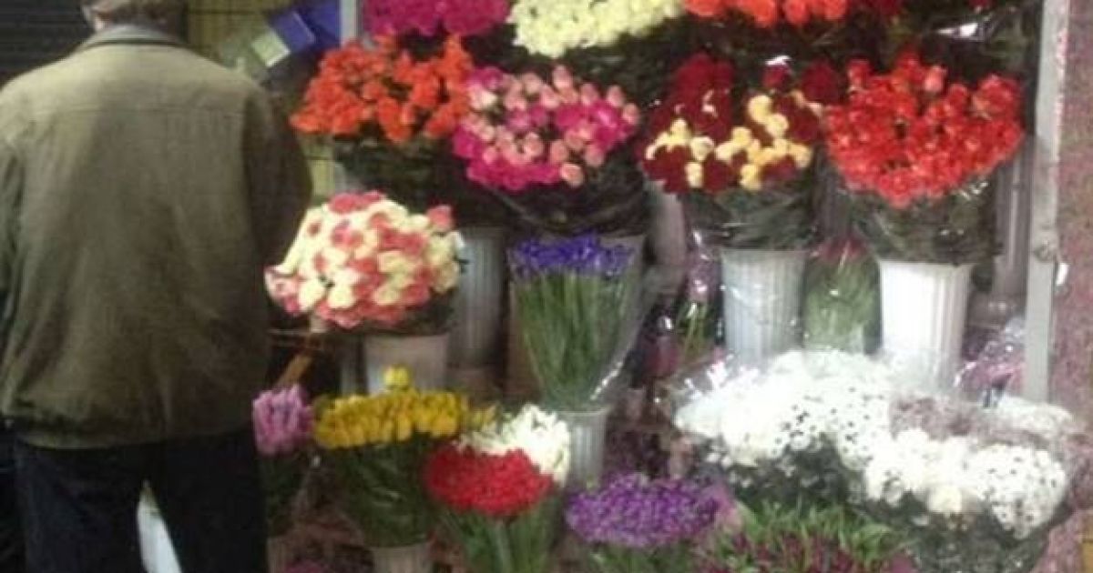 У Києві підліток пограбував квітковий кіоск, щоб подарувати коханій троянди _3 / © ГУ НП у м. Києві