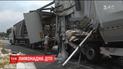 Лимонадное ДТП: под Киевом разбилась фура, перевозившая сотни ящиков с газированной водой