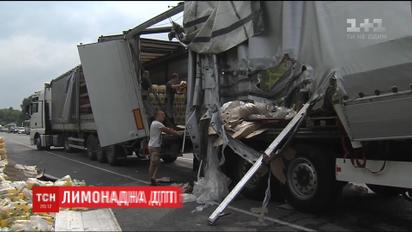 Лимонадна ДТП: під Києвом розбилася фура, що перевозила сотні ящиків із газованою водою