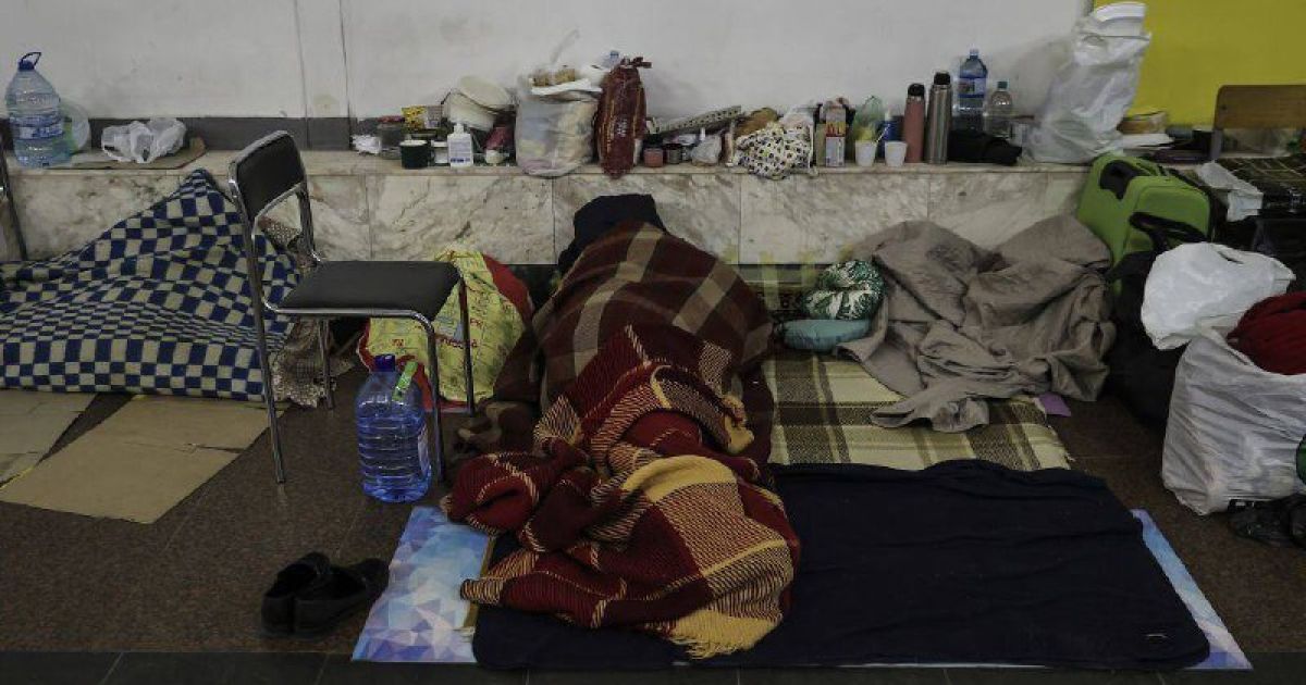 Як кияни ночують у метро, ховаючись від артобстрілів та бомбардувань