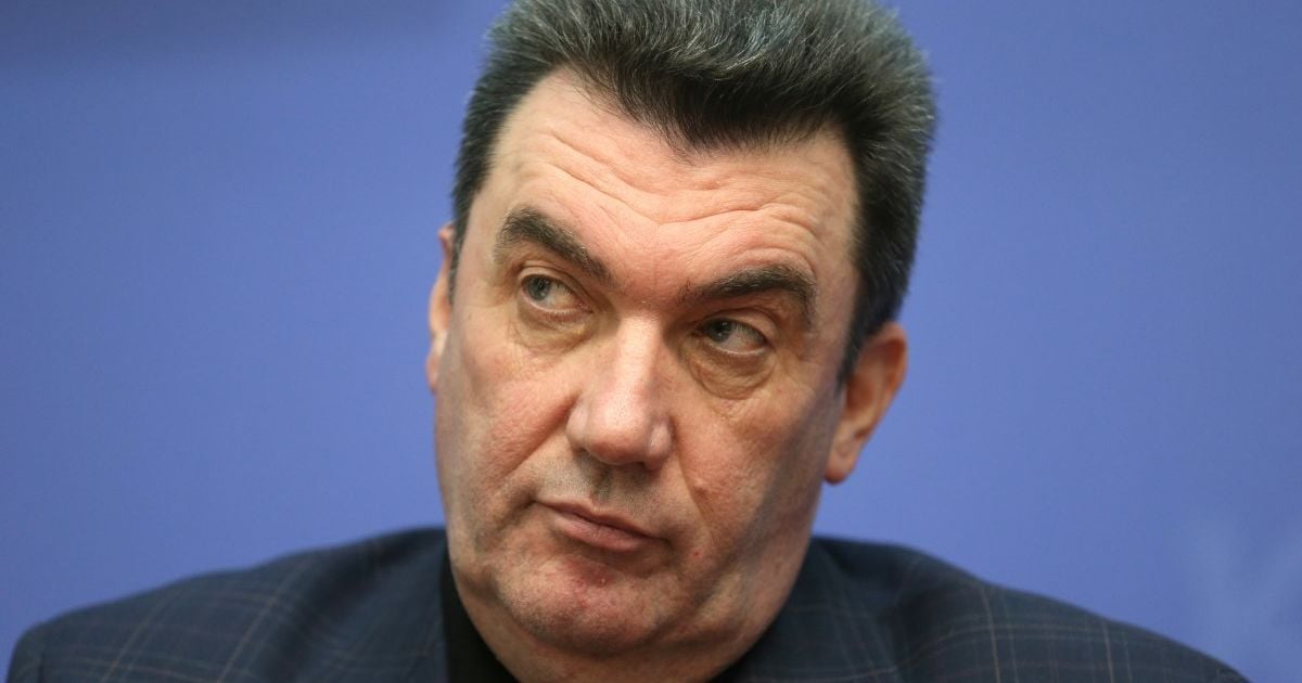 "Варіант, що літак було уражено ракетою, набрав 74% вірогідності", - Данілов про перші версії причин авіакатастрофи
