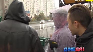 В Киеве асфальт кладут прямо в дождь в лужи