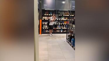 В Киеве подросток ради хайп разбил бутылку виски за $ 7500