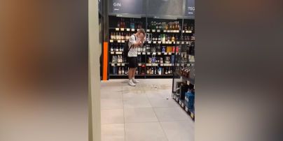 В Киеве подросток ради хайп разбил бутылку виски за $ 7500