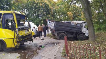 ДТП з автобусом і вантажівкою на Львівщині_03