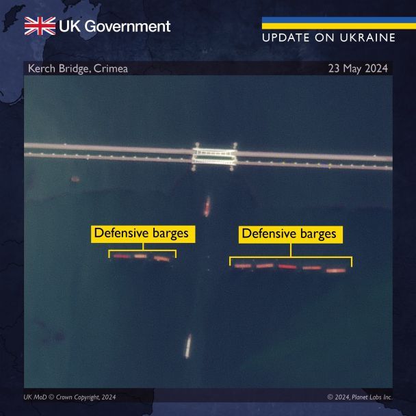 Спутниковые снимки Крымского моста, на которых видны 8 защитных барж / © twitter.com/DefenceHQ