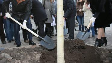 Голова КМДА Олександр Попов та заступник Київського міського голови - секретар Київради Галина Герега урочисто висадили підробки у 2013 році / © УНІАН