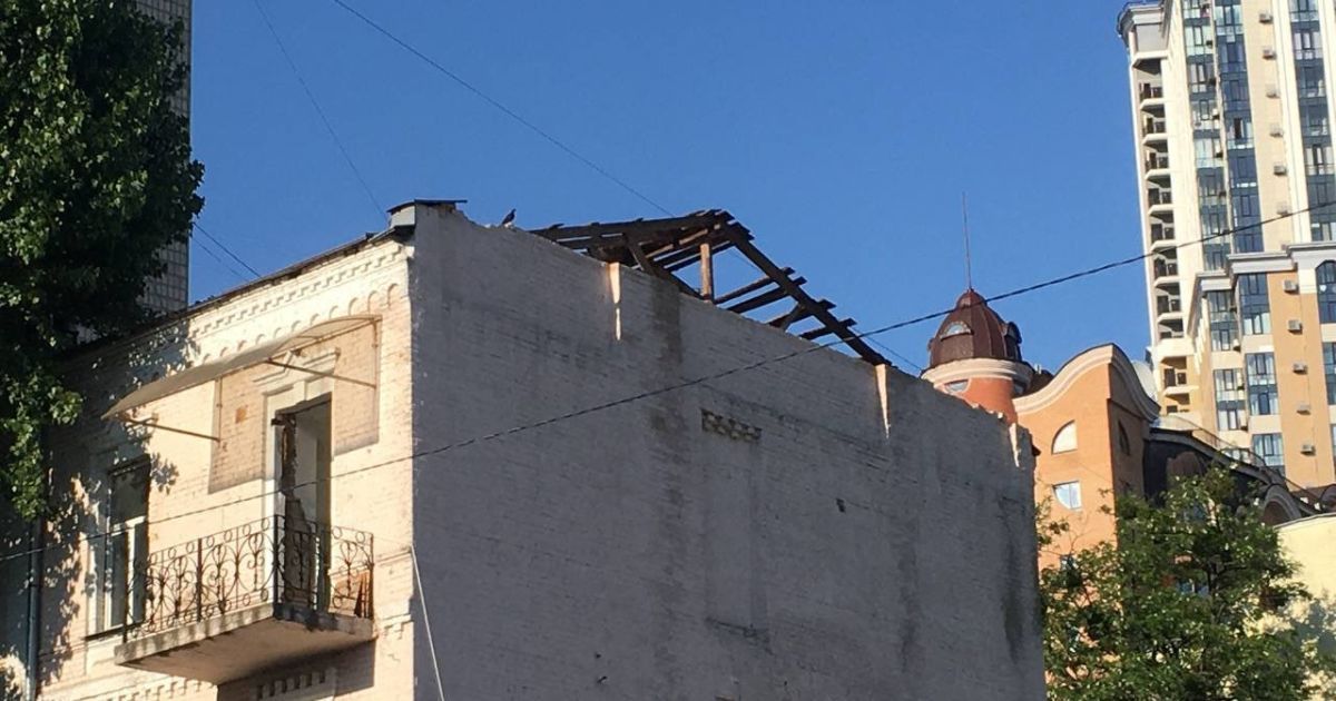 У Києві демонтують "будинок з жуками"