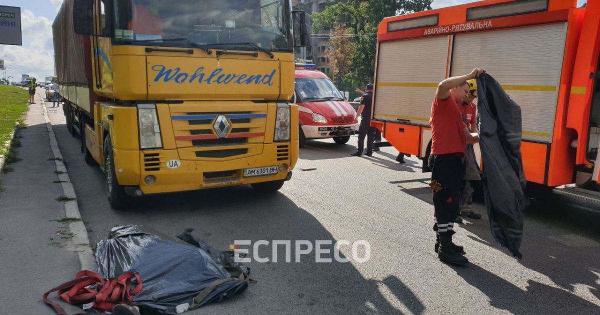 В Киеве прицеп грузовика раздавил голову водителя