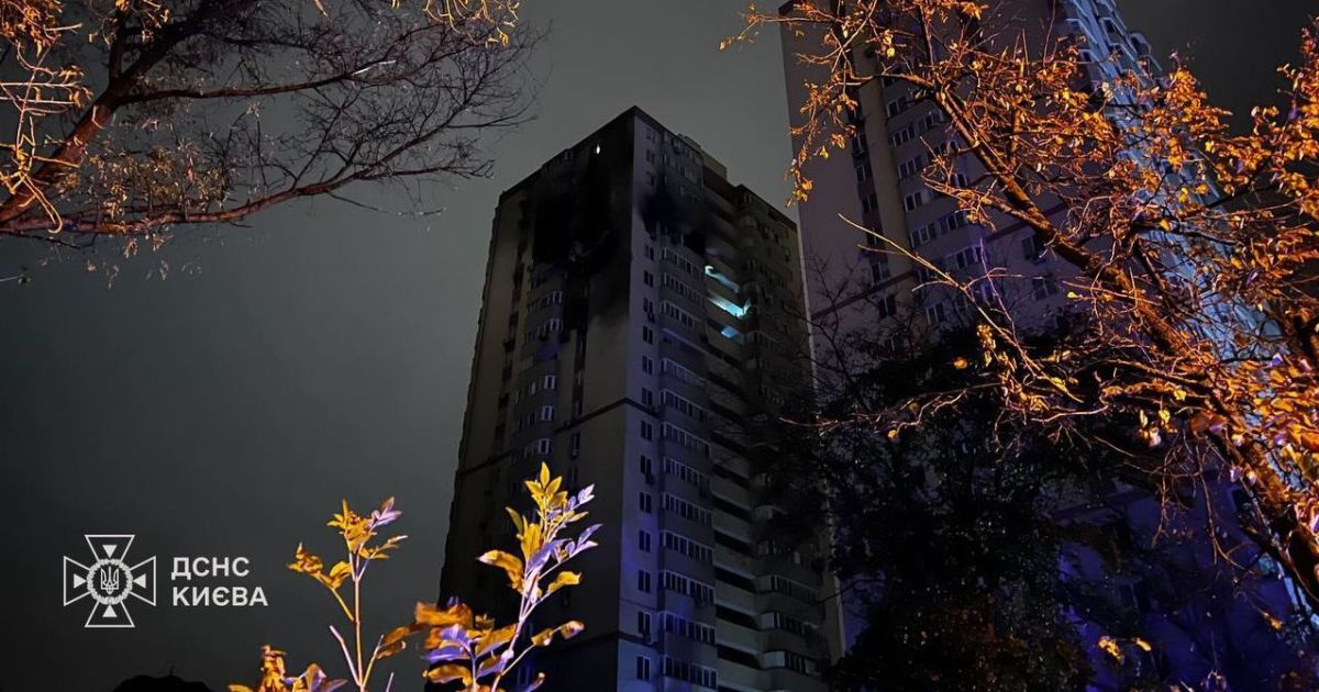 Пошкоджена багатоповерхівка в Києві внаслідок атаки ввечері 25 довтня