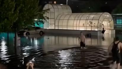 Последствия непогоды в Киеве: затоплены подземный переход и ТРЦ Ocean Plaza