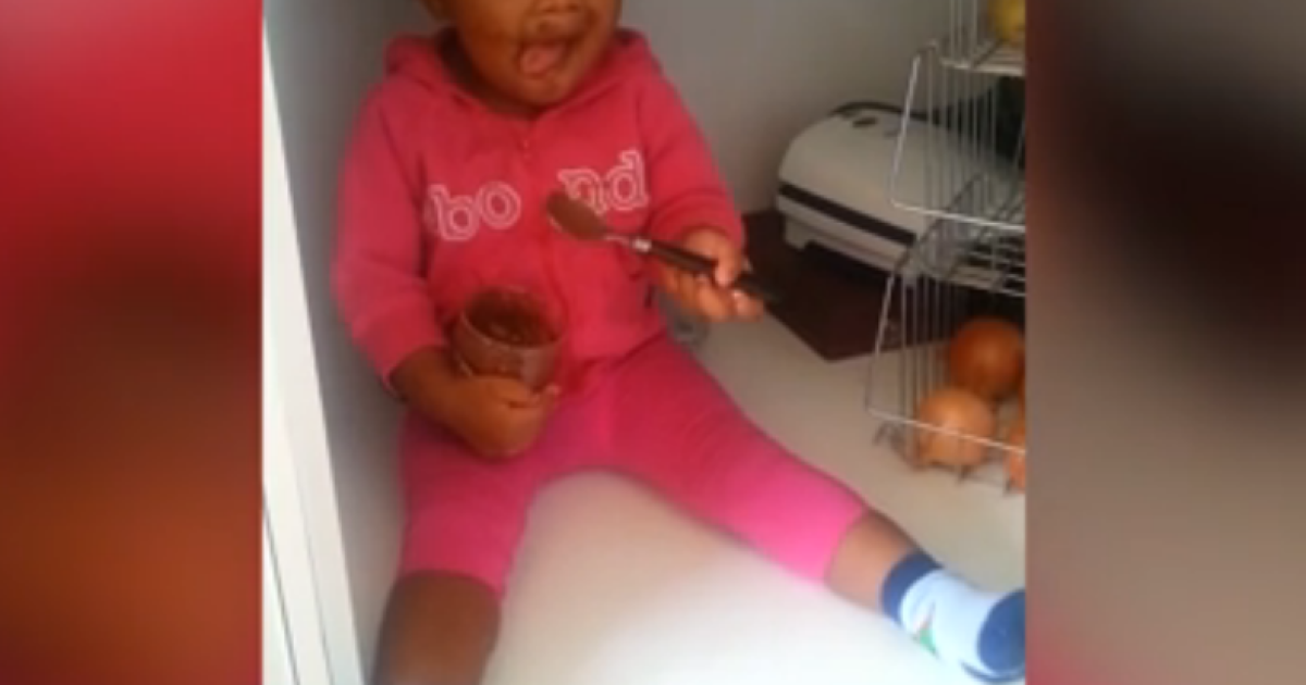 Девочка спряталась в кладовку, чтобы поедать шоколад