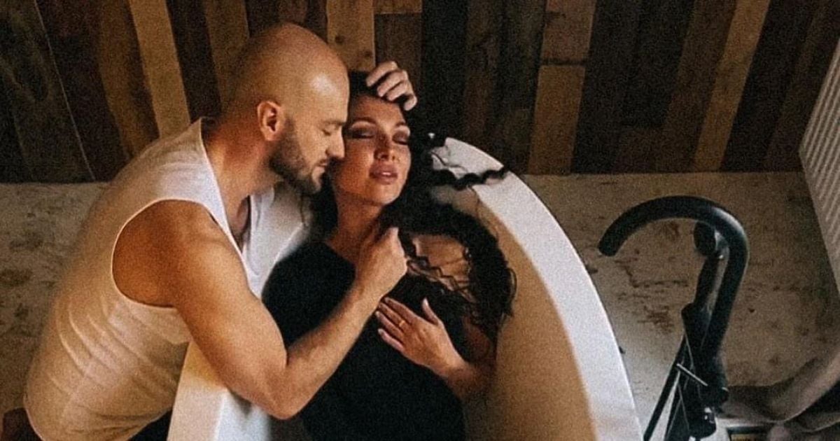 Влад Яма влаштував чуттєву фотосесію з дружиною у ванній