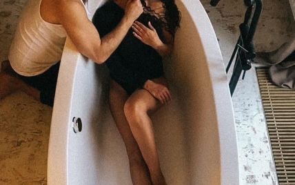 Влад Яма влаштував чуттєву фотосесію з дружиною у ванній