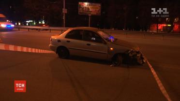 Автівка вилетіла на зупинку у Києві, постраждали двоє чоловіків