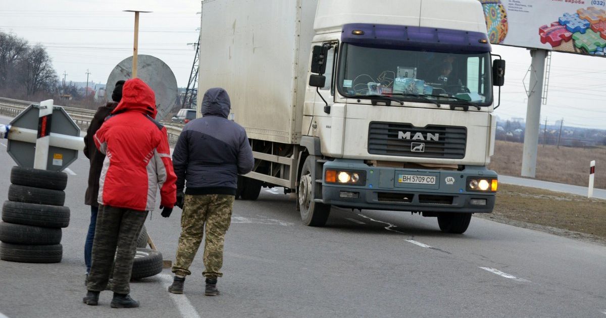 Блокировка транспорта с российскими номерами в селе Солонка Львовской области