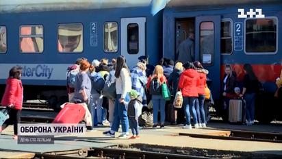 Семьи украинских беженцев нашли убежище в старинном монастыре в Альпах