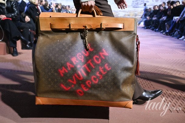 Модель демонструє сумку під час показу Louis Vuitton осінь-зима 2024-2025 у межах Тижня моди в Парижі / © Getty Images