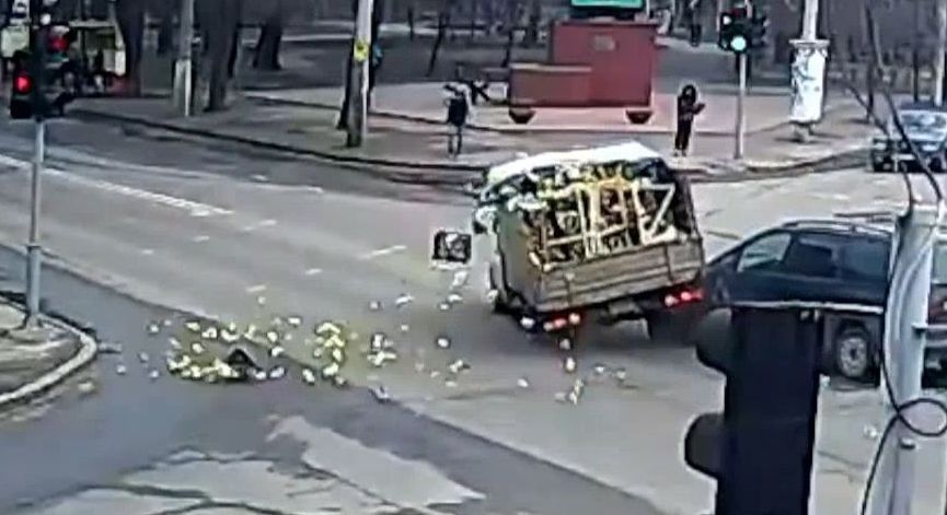В Одессе во время ДТП с фуры на дорогу высыпались лимоны