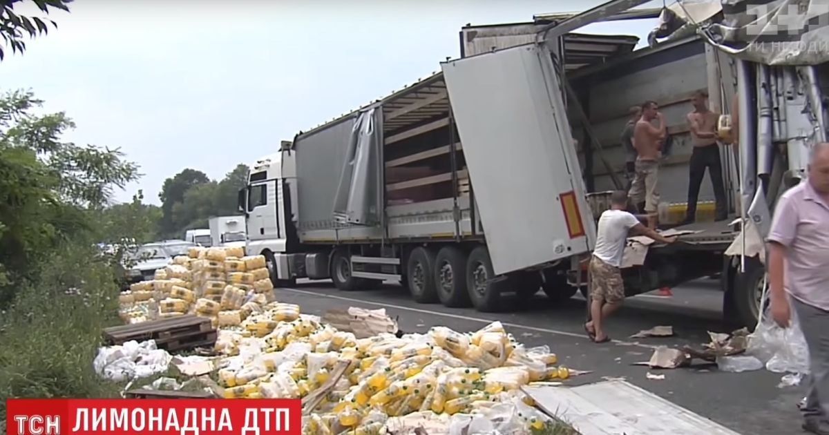 Сладкое ДТП: под Киевом разбилась фура с газировкой