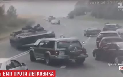 В Беларуси БМП не вписался в поворот на трассе и раздавил встречный автомобиль
