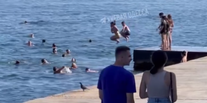 "Програли битву за море": в Одесі масово купаються на замінованих пляжах на очах у поліції (відео)