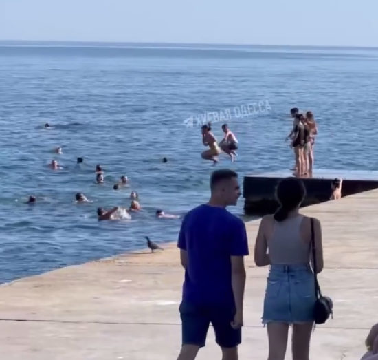 "Програли битву за море": в Одесі масово купаються на замінованих пляжах на очах у поліції (відео)