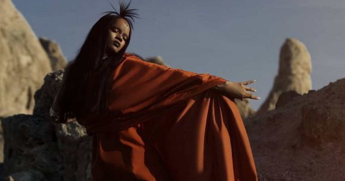 Рианна в новом клипе "Sledgehammer"