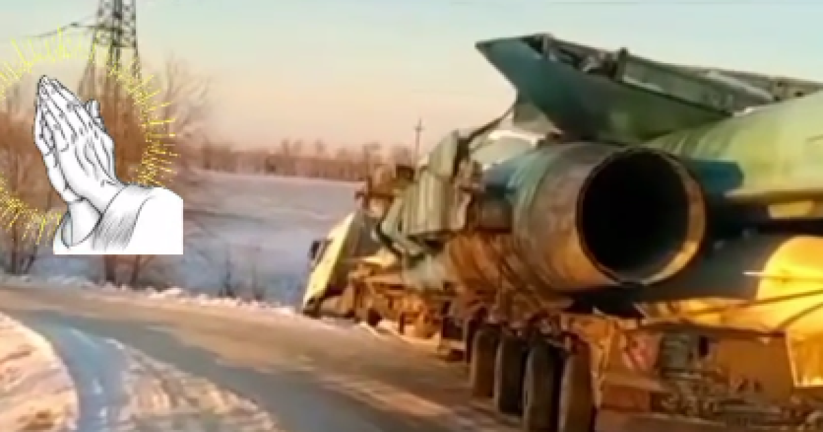 В России в кювет слетел грузовик с поврежденным самолетом Су-34 (видео)