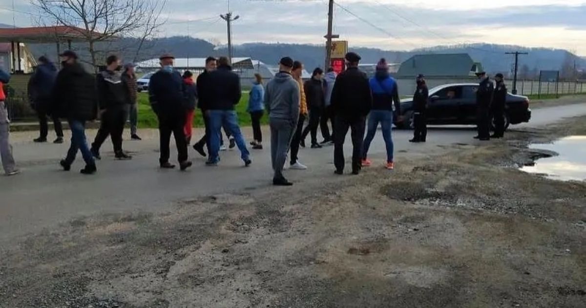 Новини Закарпаття: протестувальники перекрили трасу і вимагають ремонту доріг - Фото — Укрaїнa