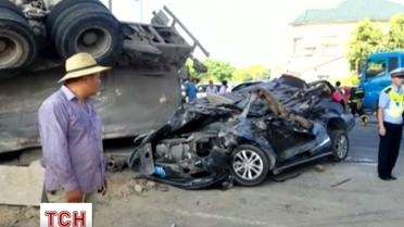Два человека чудом выжили после того, как их автомобиль переехал грузовик