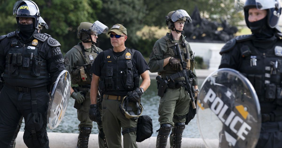 В США полиция арестовала четырех человек в ходе митинга сторонников Трампа: один из них был вооружен