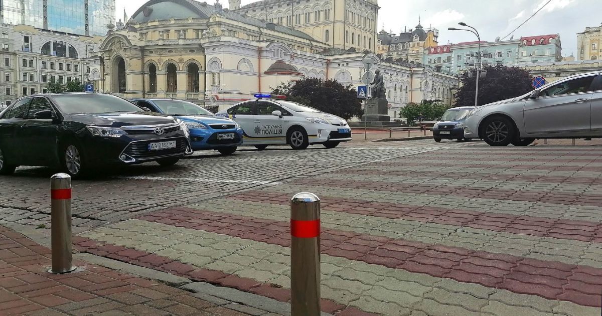У Києві біля Національної опери водій збив жінку на переході