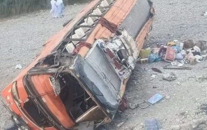 У Пакистані перекинувся автобус: десятки загиблих і постраждалих