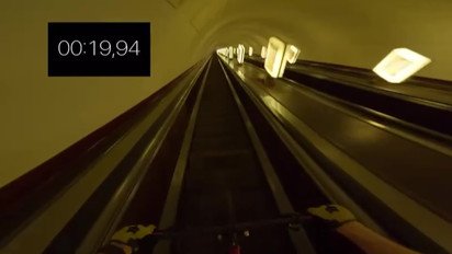 Екстремал спустився на велосипеді у метро Києва: шалене відео