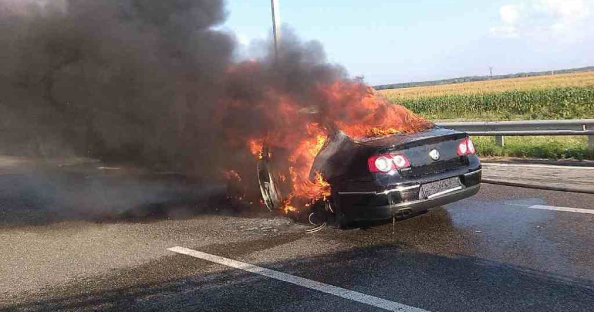 Под Киевом Volkswagen влетел под грузовик и вспыхнул, водитель сгорел заживо