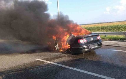 Під Києвом Volkswagen влетів під вантажівку і спалахнув, водій згорів заживо