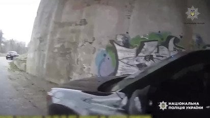 Полиция показала убегающий от правоохранителей конфликт с водителем — запись с боди камеры