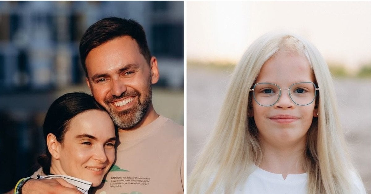 Әйелі басқалардың алдында стриптиз билейді