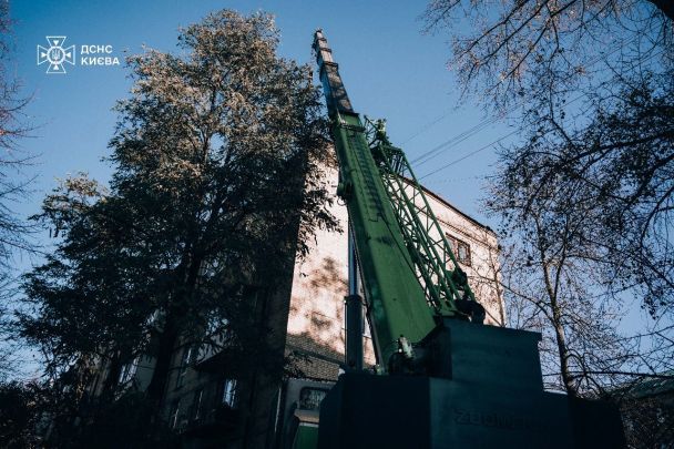 У Печерському районі Києва рятувальники вилучили частину ракети / Фото: ДСНС